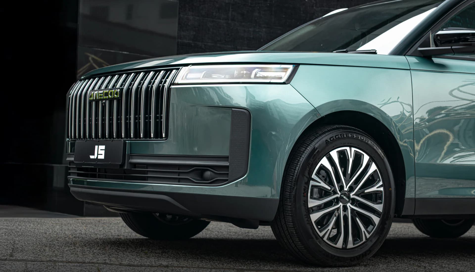 LED Headlights (With Auto High-Beam Assist)