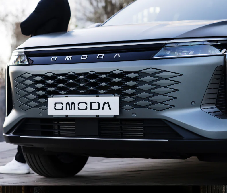 BORDERLESS AND DIAMOND SHAPED AIR INTAKE GRILLE